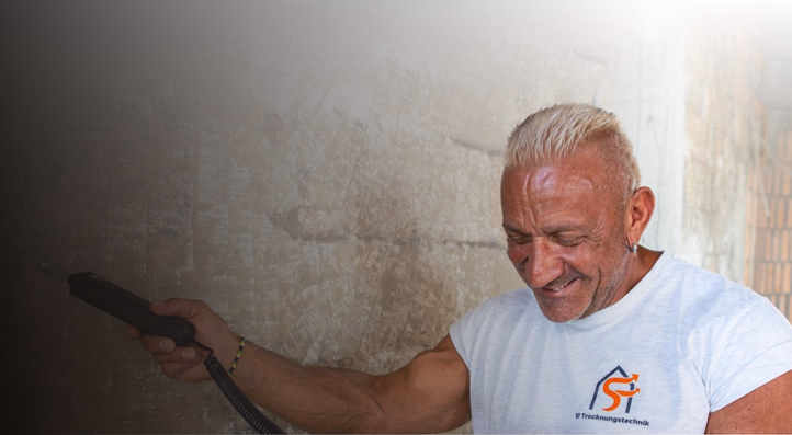 Stefan Friedrich bei der Leckageortung